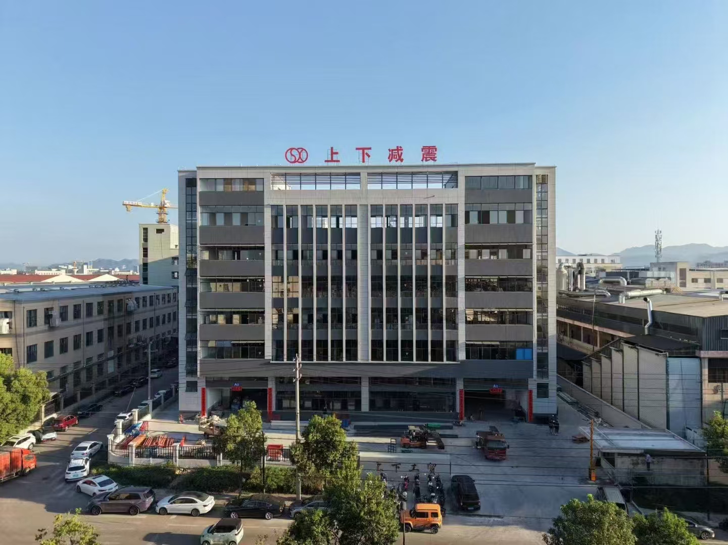 爆発的！ 6階建て18,000㎡の新工場が完成しました！